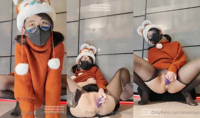 Anaimiya kommt beim Spielen mit ihrem Dildo