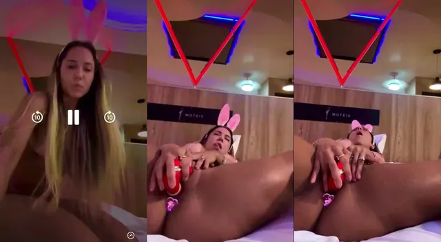 Melaooficial masturbiert mit ihren Sexspielzeugen