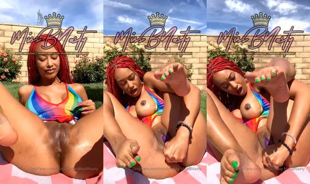 Miss B Nasty masturbiert draußen ihre Muschi