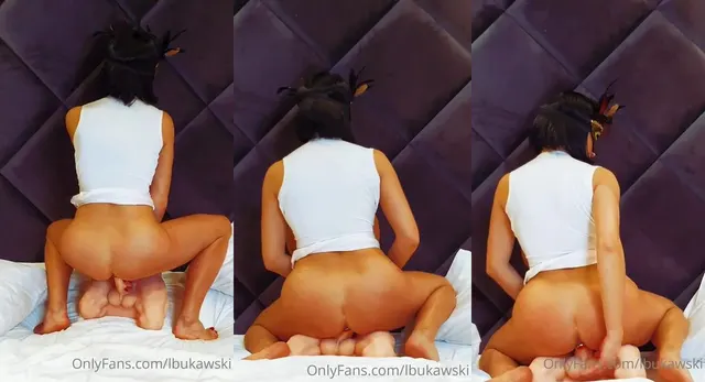 Lisa Bukawski fickt eine Plastikpuppe